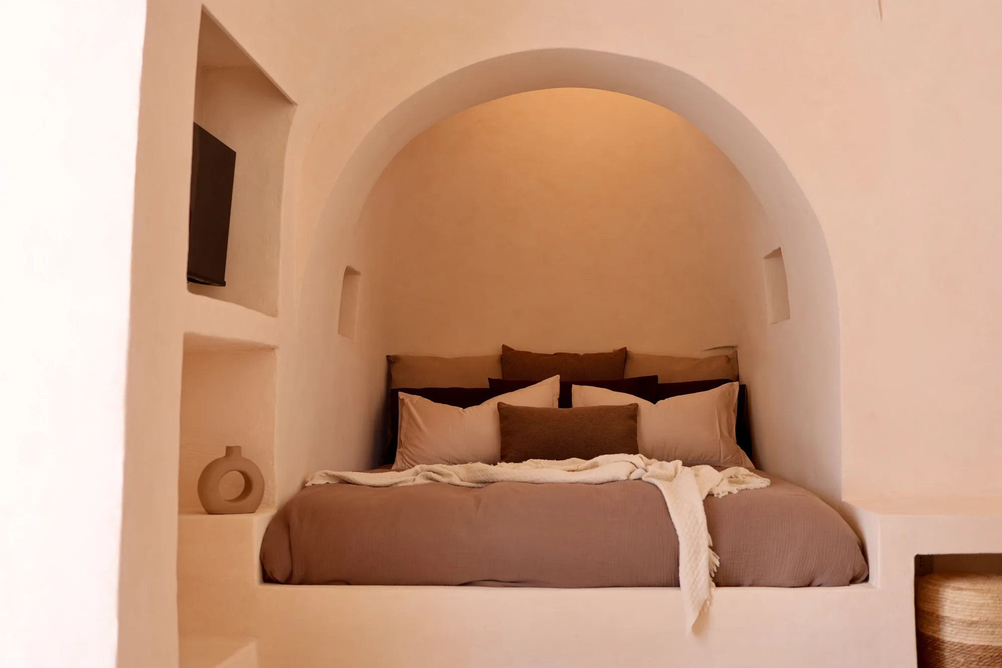 Sunrise suite, double bed under the stone vault